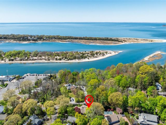  3 BR,  3.00 BTH &nbsp;Raised ranch style home in Stony Brook