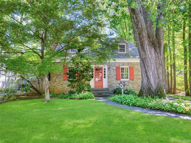  4 BR,  2.00 BTH &nbsp;Cape cod style home in Great Neck