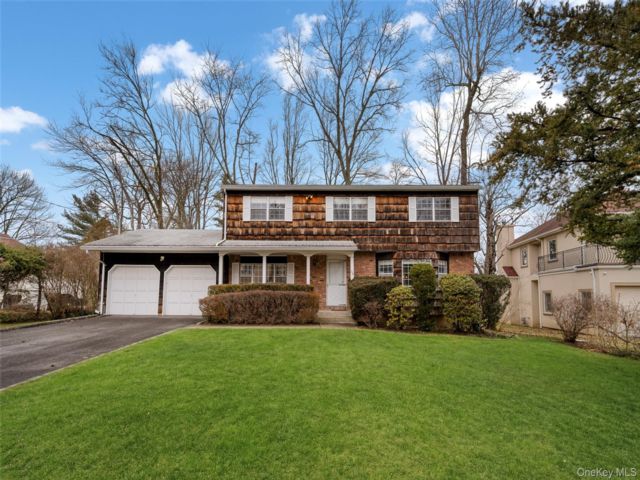  4 BR,  3.00 BTH &nbsp;Colonial style home in Great Neck