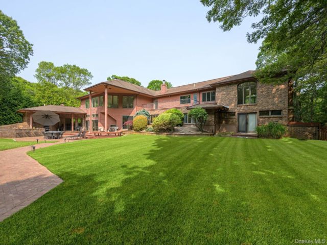  5 BR,  5.00 BTH &nbsp;Contemporary style home in Hampton Bays