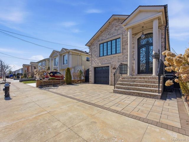 3 BR,  3.00 BTH &nbsp;Colonial style home in Howard Beach