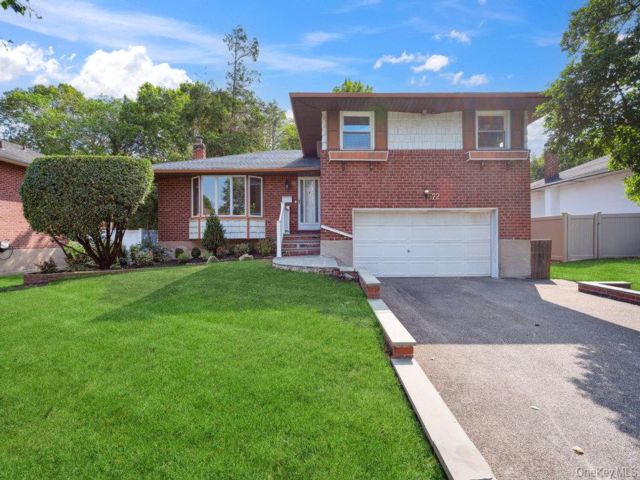  3 BR,  3.00 BTH &nbsp;Split level style home in Plainview
