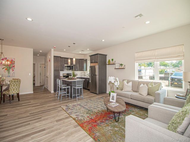  2 BR,  2.00 BTH &nbsp;Garden style home in North Babylon