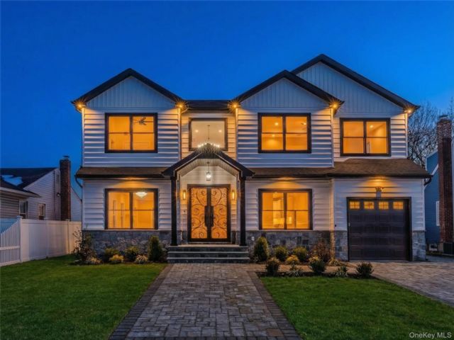  5 BR,  3.00 BTH &nbsp;Colonial style home in Seaford