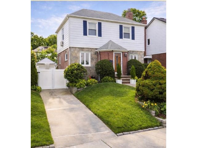  3 BR,  3.00 BTH &nbsp;Other style home in Fresh Meadows