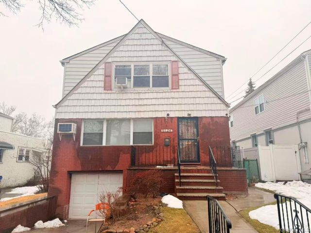  6 BR,  2.00 BTH &nbsp;A-frame style home in Oakland Gardens