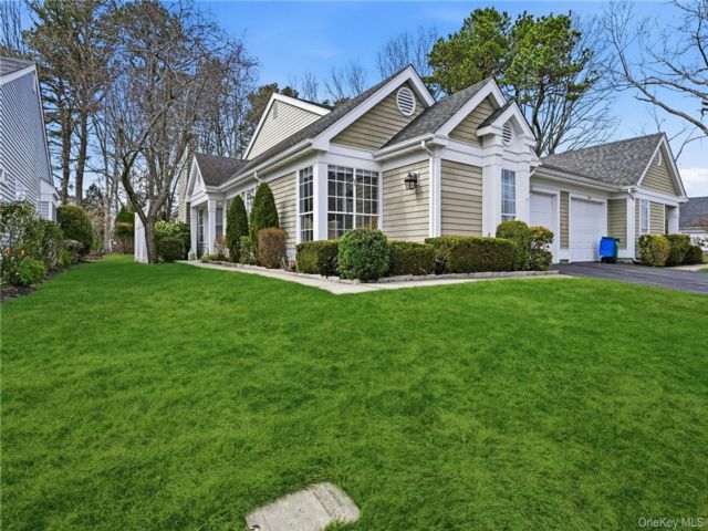  2 BR,  2.00 BTH &nbsp;Garden style home in Ridge