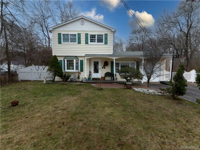  5 BR,  3.00 BTH &nbsp;Colonial style home in Central Islip