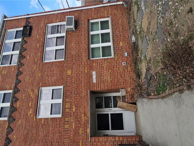  3 BR,  1.00 BTH &nbsp;Other style home in East Elmhurst