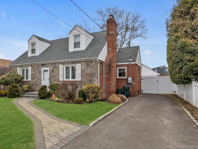  4 BR,  2.00 BTH &nbsp;Cape cod style home in Merrick