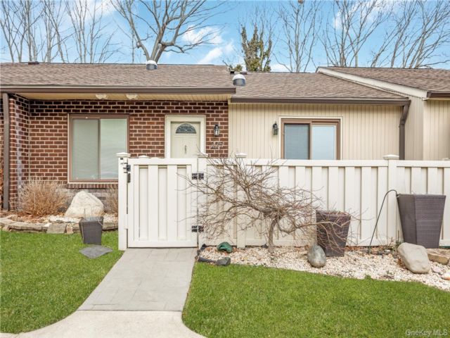  2 BR,  2.00 BTH &nbsp;Garden style home in Coram