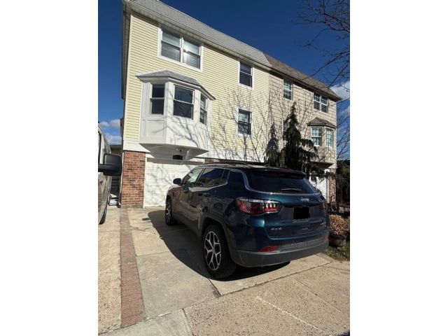  3 BR,  2.00 BTH &nbsp;Other style home in Bayside