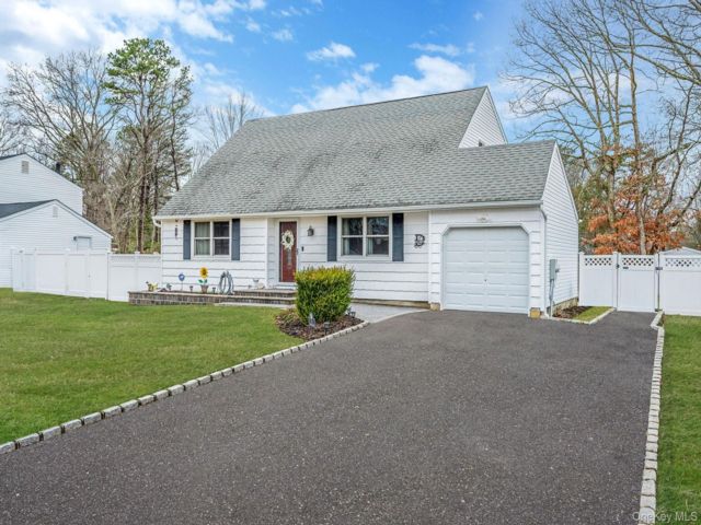  4 BR,  2.00 BTH &nbsp;Cape cod style home in Ridge