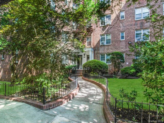  1 BR,  1.00 BTH &nbsp;Other style home in Jackson Heights