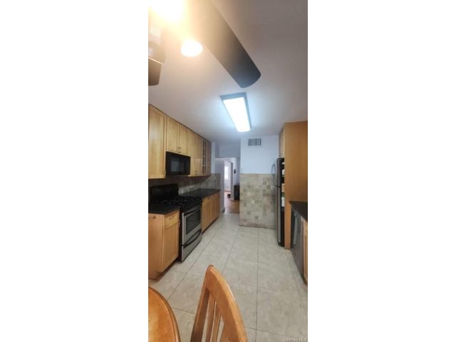  3 BR,  2.00 BTH &nbsp;Other style home in Kew Garden Hills