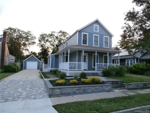  2 BR,  3.00 BTH &nbsp;Farmhouse style home in Greenport