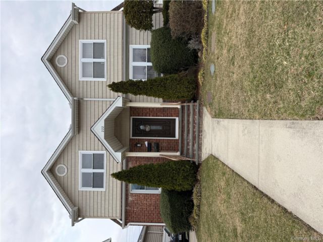  2 BR,  1.00 BTH &nbsp;Colonial style home in Williston Park