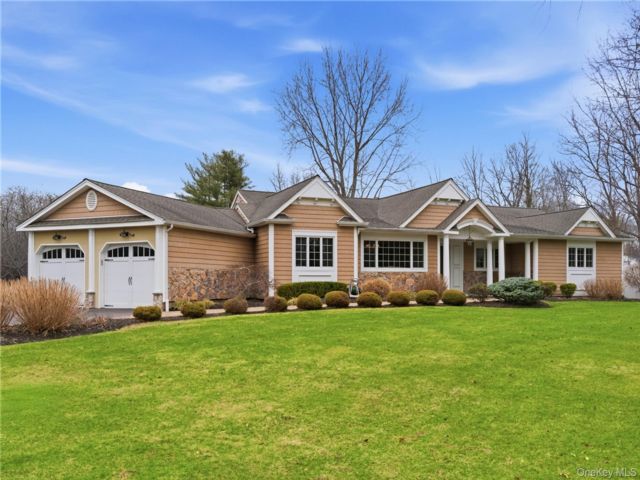  4 BR,  4.00 BTH &nbsp;Ranch style home in Dix Hills