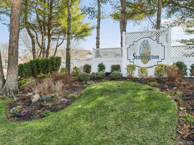  2 BR,  3.00 BTH &nbsp;Condo style home in Port Jefferson Station