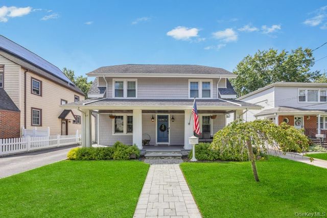  4 BR,  2.00 BTH &nbsp;Colonial style home in Lynbrook