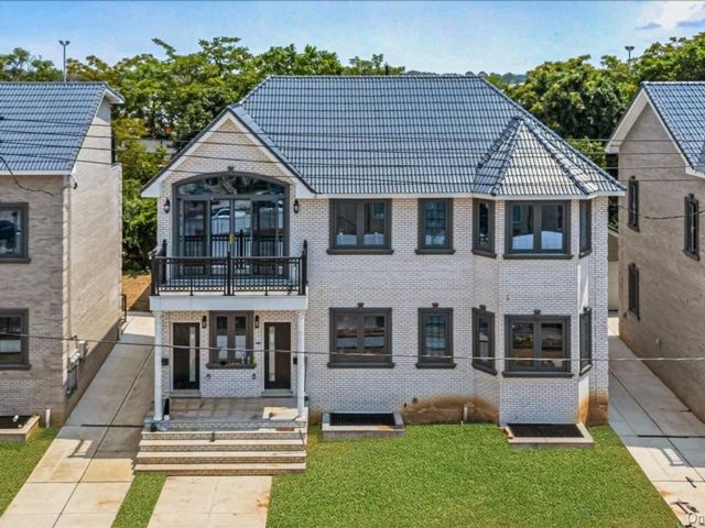  6 BR,  5.00 BTH &nbsp;House style home in Ozone Park