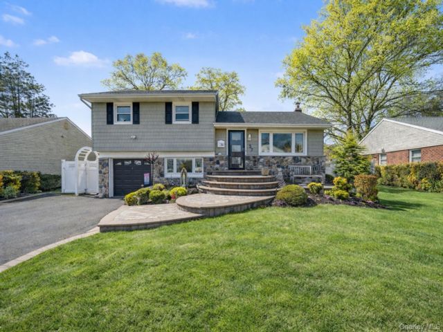  4 BR,  2.00 BTH &nbsp;Hi ranch style home in Plainview