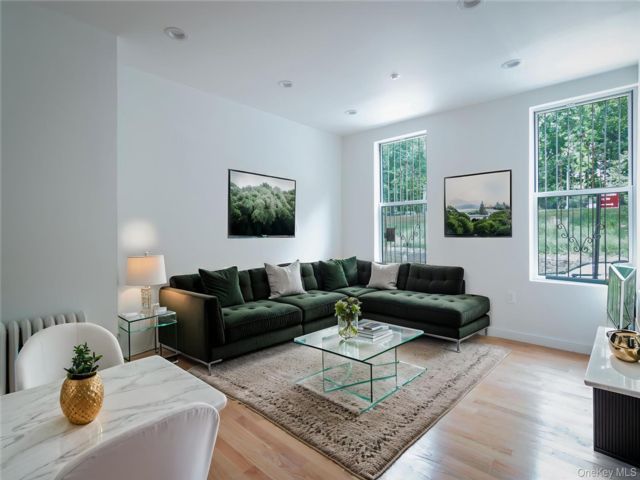 8 BR,  4.00 BTH &nbsp;House style home in Claremont Park