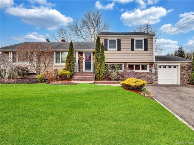  4 BR,  3.00 BTH &nbsp;Split level style home in Greenlawn