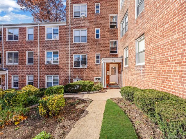  2 BR,  1.00 BTH &nbsp;Garden style home in Roslyn Heights