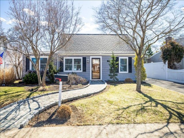  4 BR,  1.00 BTH &nbsp;Cape cod style home in Massapequa