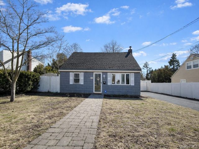  3 BR,  2.00 BTH &nbsp;Cape cod style home in Farmingdale
