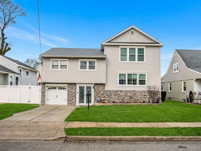  4 BR,  3.00 BTH &nbsp;Split level style home in Baldwin