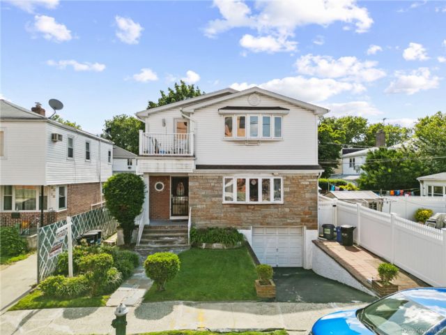  6 BR,  4.00 BTH &nbsp;House style home in Oakland Gardens