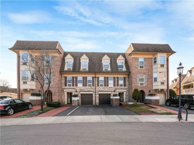  3 BR,  2.00 BTH &nbsp;Condo style home in Bayside