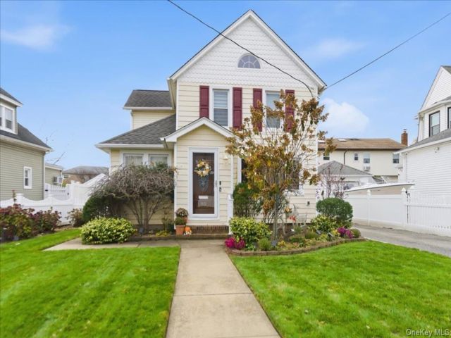  6 BR,  2.00 BTH &nbsp;Colonial style home in Lynbrook