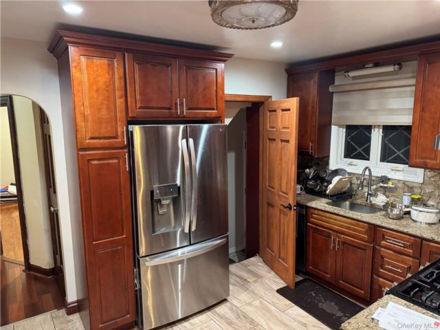  4 BR,  2.00 BTH &nbsp;Colonial style home in Glen Oaks
