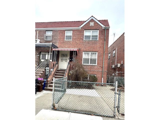  7 BR,  5.00 BTH &nbsp;House style home in Kew Garden Hills