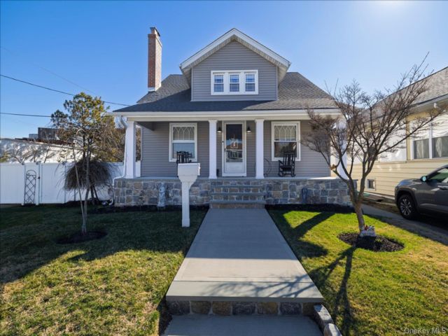  3 BR,  2.00 BTH &nbsp;Colonial style home in Oceanside