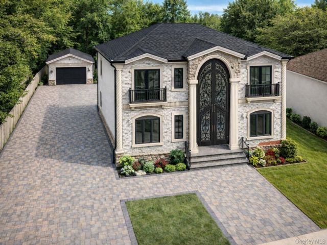  5 BR,  7.00 BTH &nbsp;Colonial style home in East Meadow