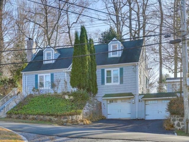  5 BR,  3.00 BTH &nbsp;Cape cod style home in White Plains