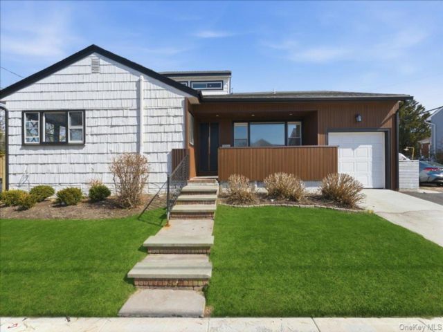  3 BR,  2.00 BTH &nbsp;Contemporary style home in Atlantic Beach