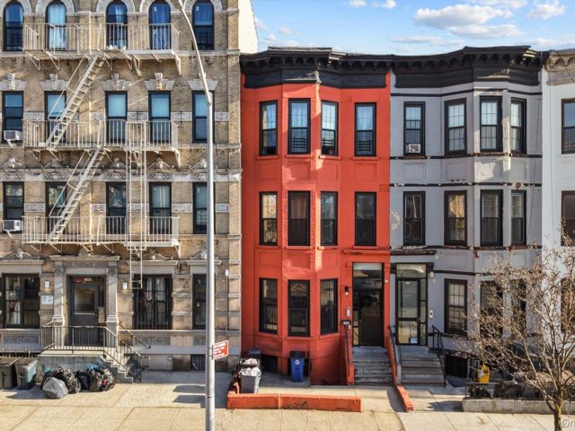  8 BR,  4.00 BTH &nbsp;House style home in Bedford Stuyvesant