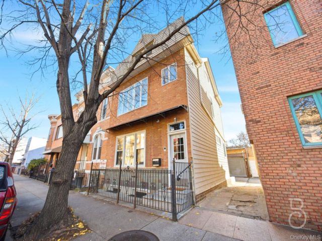  5 BR,  4.00 BTH &nbsp;House style home in Astoria