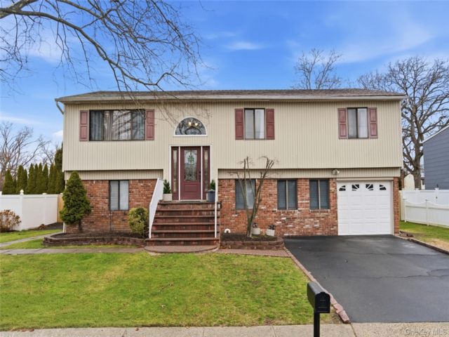  4 BR,  2.00 BTH &nbsp;Hi ranch style home in West Islip