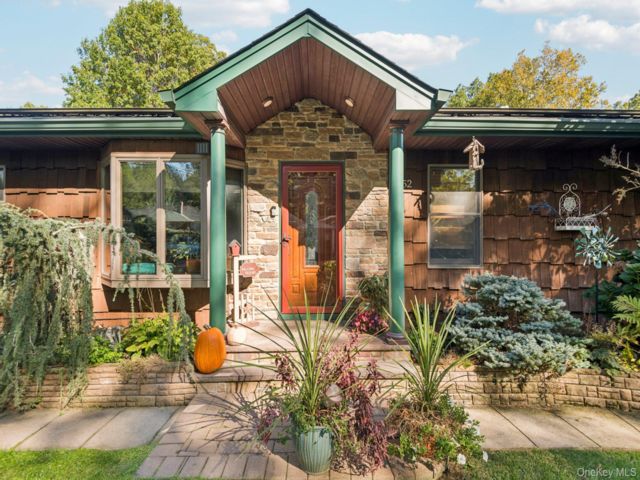  4 BR,  2.00 BTH &nbsp;Exp ranch style home in Huntington