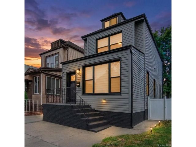  3 BR,  4.00 BTH &nbsp;Colonial style home in Flatlands