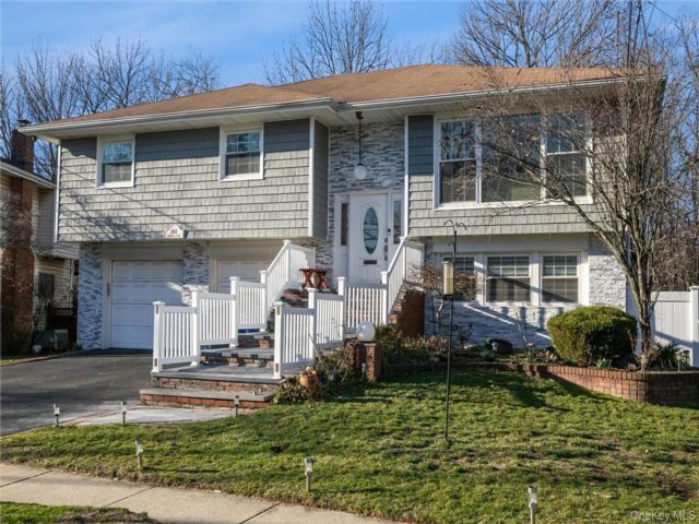  5 BR,  3.00 BTH &nbsp;Hi ranch style home in Woodmere