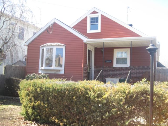  5 BR,  1.00 BTH &nbsp;Cape cod style home in Bellmore