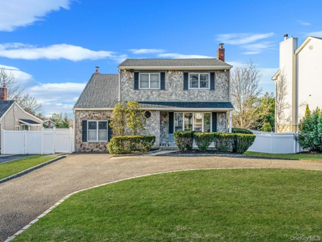  4 BR,  2.00 BTH &nbsp;Colonial style home in Smithtown