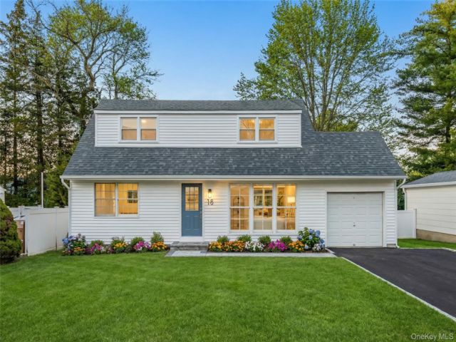  4 BR,  3.00 BTH &nbsp;Exp cape style home in Huntington